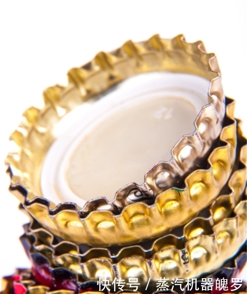 落下|古墓出土“啤酒瓶盖”,是盗墓贼落下的还是文物?专家:女性用的