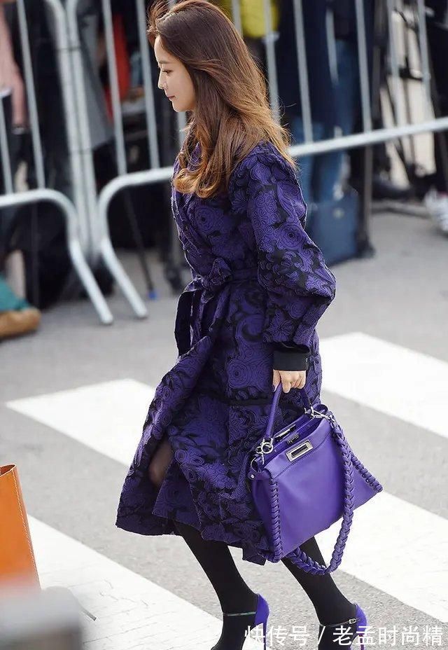 包包|这也太会穿了吧,深蓝魅惑大衣配细高跟,彰显高贵典雅的独特气质