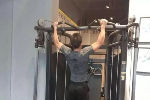 背部|做引体向上很困难?是因为你没掌握技巧,教你如何攻克它!