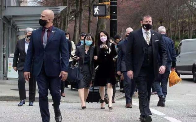 范儿 孟晚舟终于换掉中分发型,剪刘海更显年轻态,穿娃娃领好有少女感