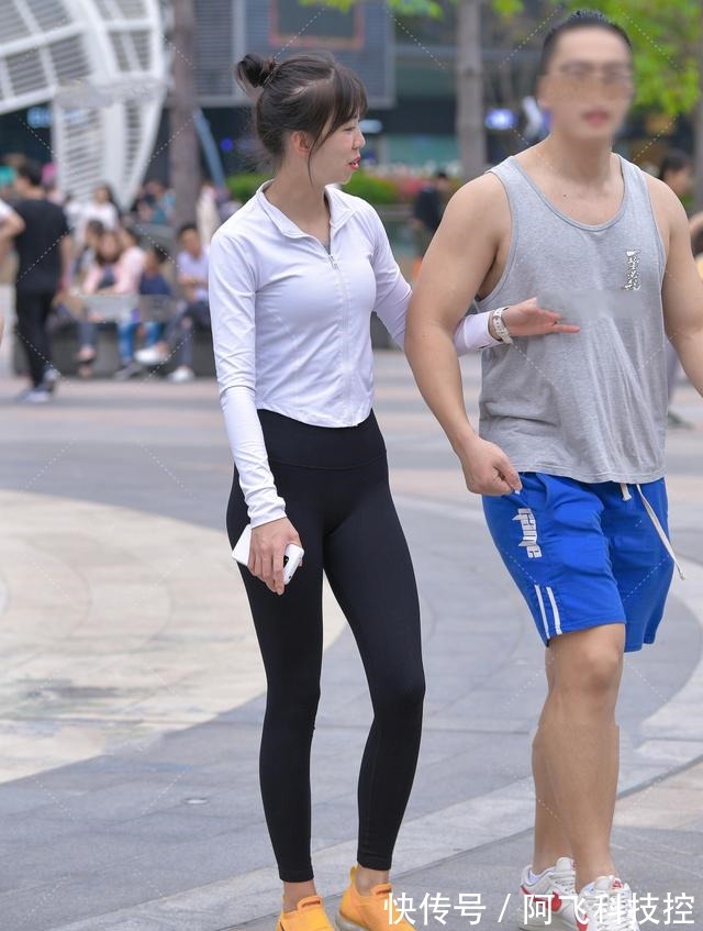 运动套装 黑白紧身运动套装,搭配亮黄色运动鞋,时髦亮眼!