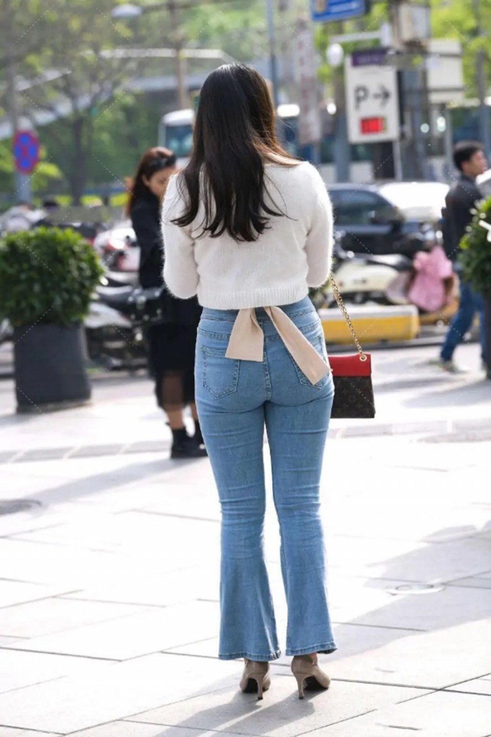 温婉又时尚的显瘦穿搭，白色上衣＋牛仔裤穿搭，轻松完成！