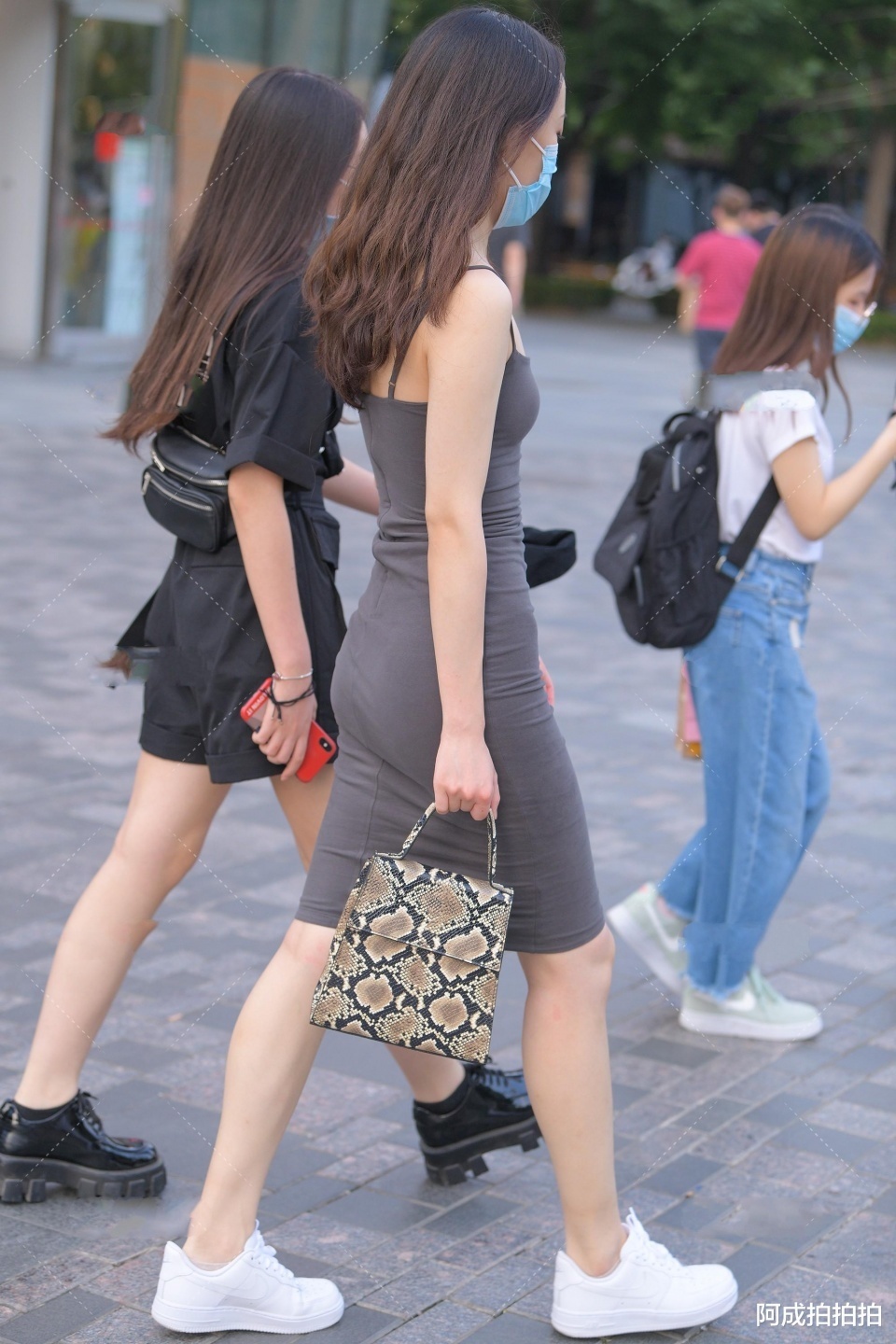 孩穿着|美女街拍:第一次看到如此纯洁的美女,爱上她会是多么甜蜜,想想都会失眠