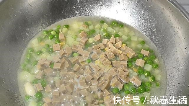 小孩|豌豆粒和土豆这做法真好吃，营养好又开胃下饭，大人小孩都爱吃