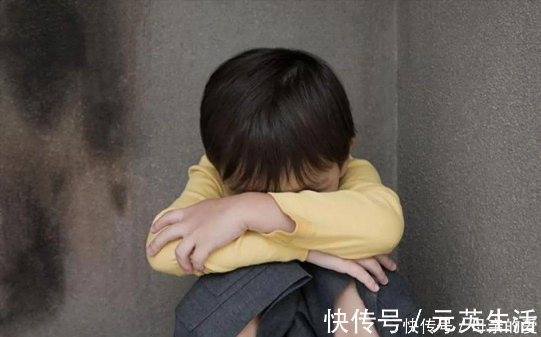 自信|为啥你家孩子不自信？心理学：潜意识里形成的自卑一生都无法磨灭