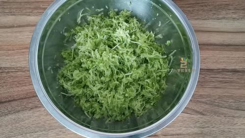 炸丸子，牢记别放淀粉和面粉，教您“健康”做法，蓬松酥脆吸油少