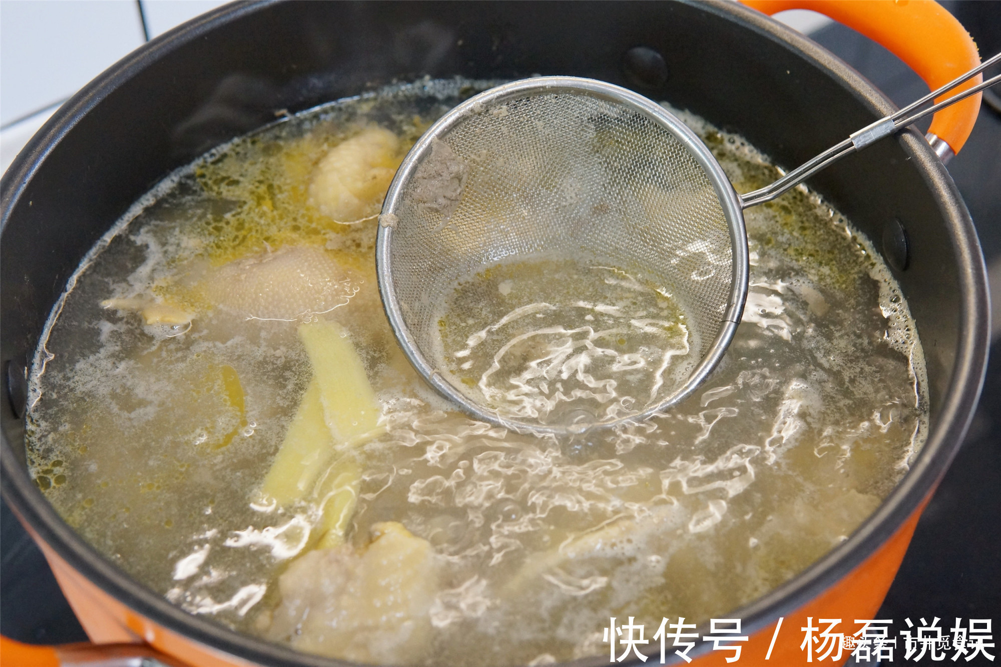 煲鸡汤时，别焯水或者直接炖，大厨告诉正确做法，鸡肉不柴汤不腥