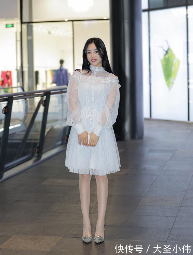 时尚打扮|美女街拍:连衣短裙搭配花样多,多种气质都可以穿出来,时尚打扮不能少