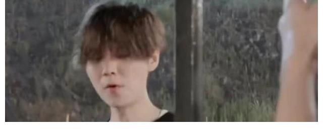 鹿晗被水误伤,表情引发关注,关键时候也不忘放下手上的羊肉串