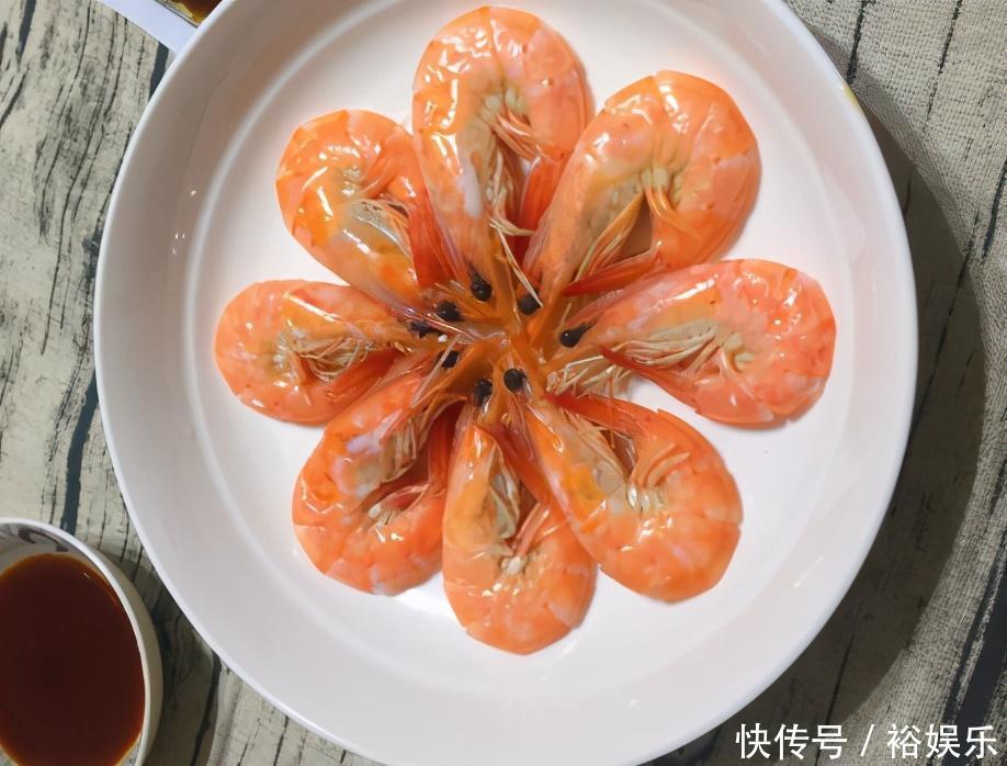 水煮虾,别只会开水下锅,大厨有1点也很重要,虾肉鲜嫩不腥