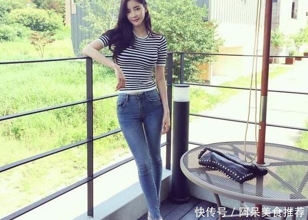 轻松|街拍:紧身牛仔裤美女,轻松地穿出性感女人味