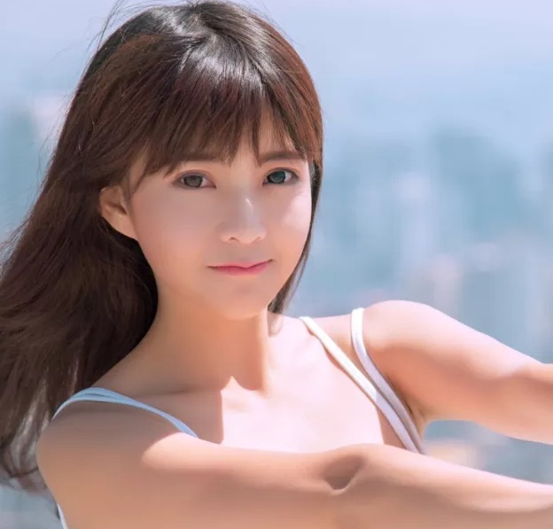 高考考场!她提前跑出高考考场,被8个妹控军哥哥接走,门口采访的记者看懵