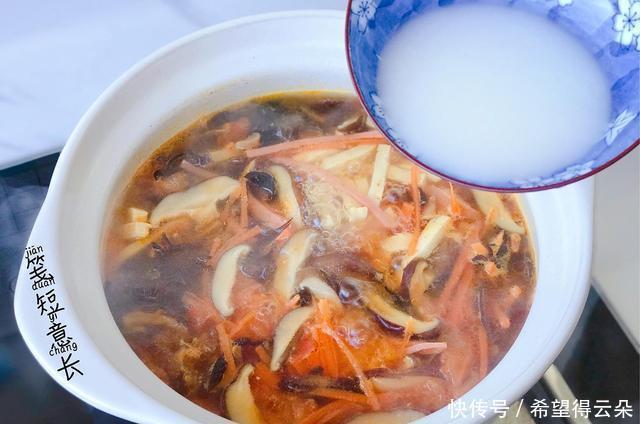 香菇|学会做这碗酸辣汤,天凉降温喝1碗,酸爽开胃又驱寒,全身暖暖的