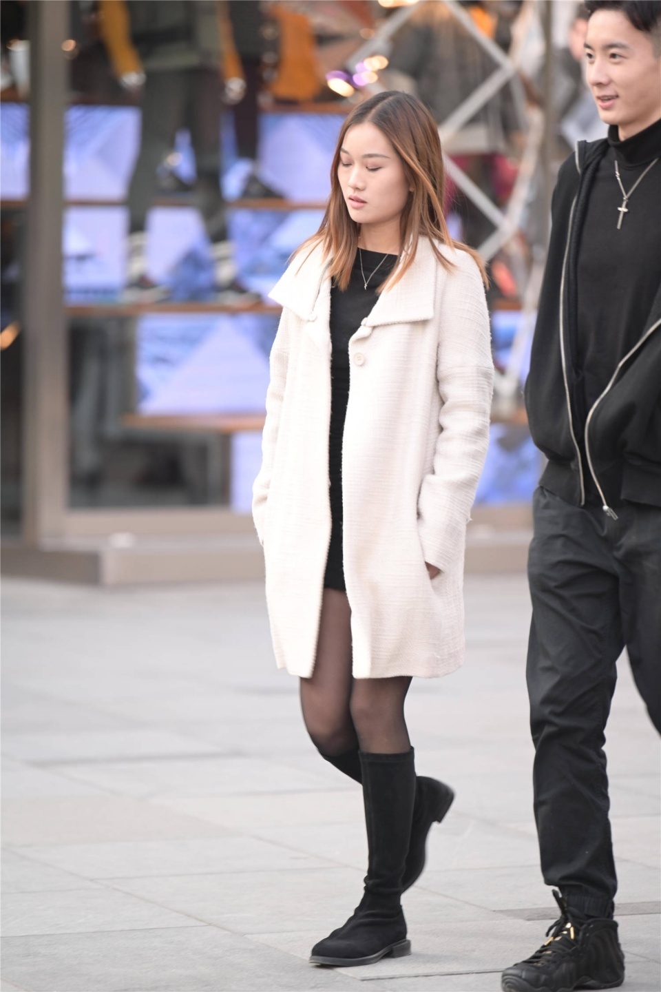 丝袜|秋天要搭配出显身材,选择黑色丝袜,是搭配高跟鞋还是平底鞋?