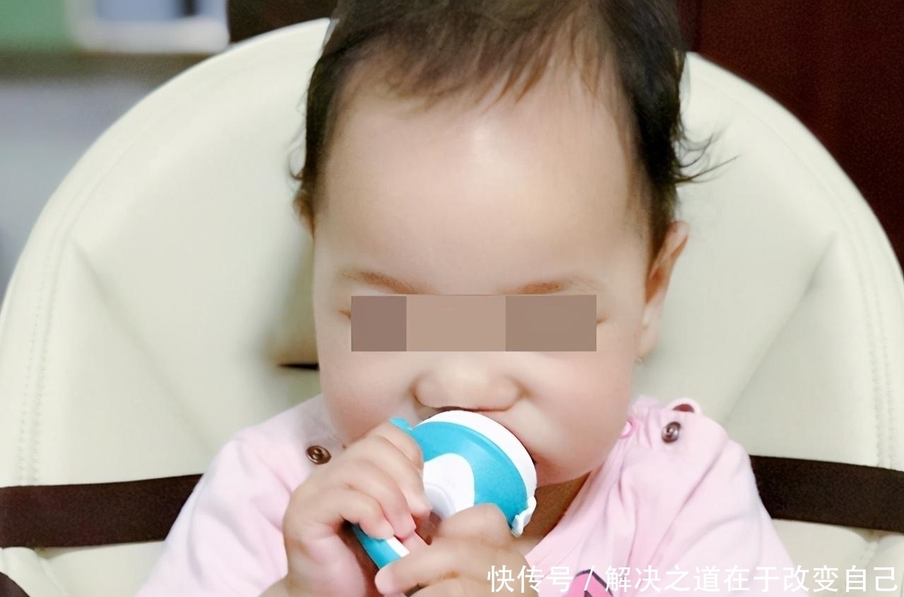 牙床|宝宝半夜发热,宝妈火急火燎送医院,医生扒开嘴一看:可以回家了