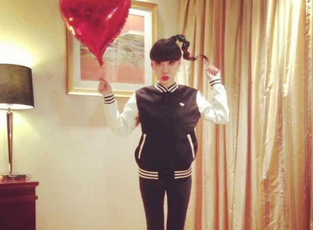 小魔女 走进吴莫愁现实中的家,餐厅是要当会议室用两排座椅能坐几十人