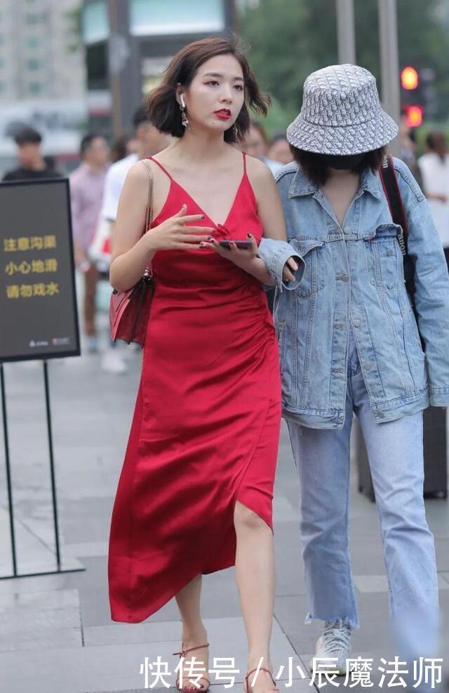  同色系|美女穿搭：红色V字领长裙，搭配同色系矮跟鞋，彰显出与众不同的气质