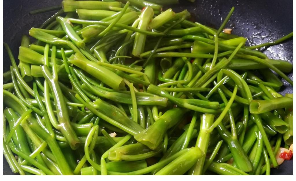 蒜蓉炒空心菜|炒空心菜别焯水，学会餐馆的做法，多加2物，爽脆入味不发黑