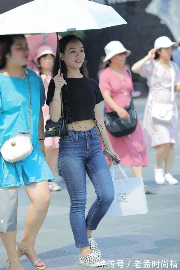 牛仔裤|街拍：白皙的女生都偏爱黑色穿搭，搭配牛仔裤，显身材又显成熟气质