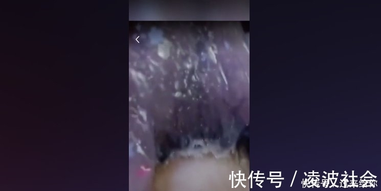 童年|熊孩子玩“水晶泥”粘满头,父母崩溃不想要,网友笑翻:完成童年