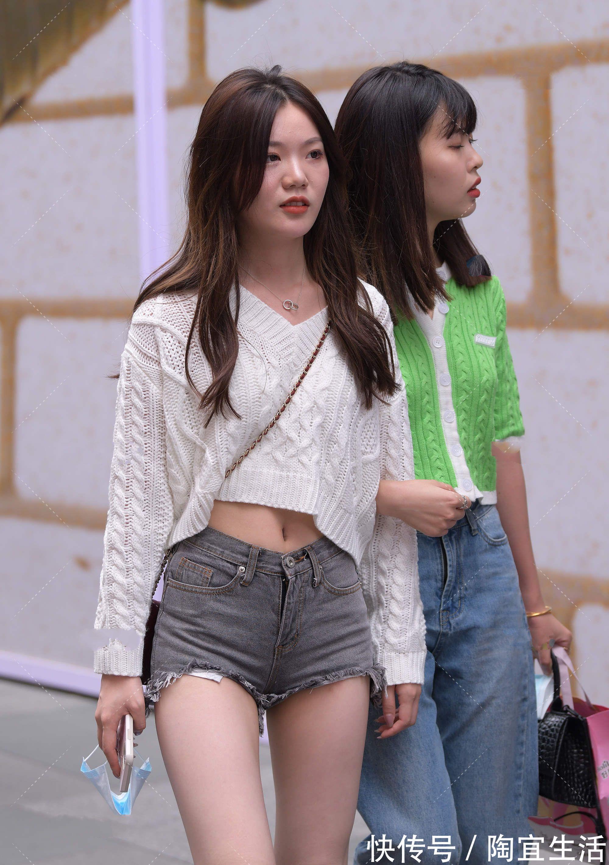 毛衣|白色短款毛衣，搭配一款牛仔裤，保暖的同时，清新又时尚