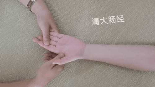 家长|怎样判断孩子是不是积食了?教你2招轻松搞定,孩子吃饭香身体壮