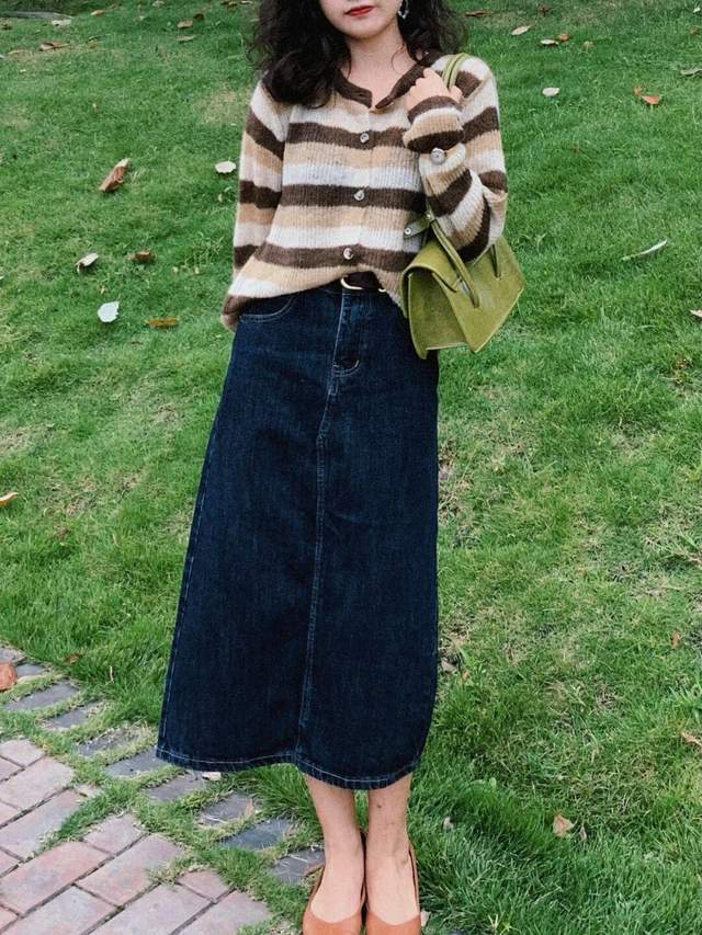 秋天|早秋的甜酷穿搭!针织开衫+牛仔裙,简约大方不做作,优雅又洋气