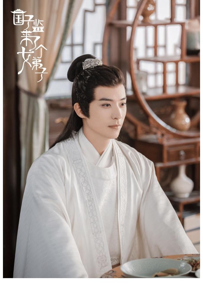 國子監(jiān)來了個(gè)女弟子|趙露思和徐開騁亮相《快樂大本營》，兩人同臺合唱，趙露思好嬌小