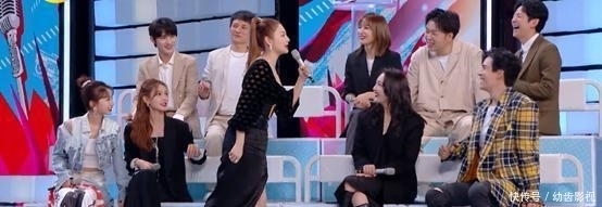 《快本》新主持人控场无人听,何炅自己嗨皮,维嘉怼她没脑子