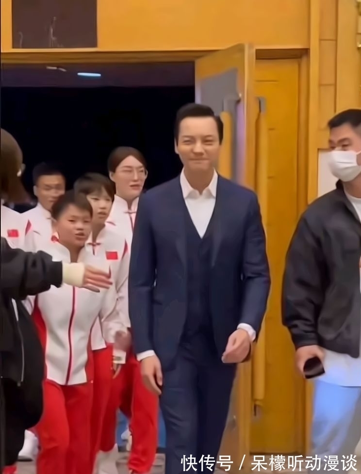 见到男神激动不已!全红婵和陈伟霆粤语热聊,红姐太投入走错路了