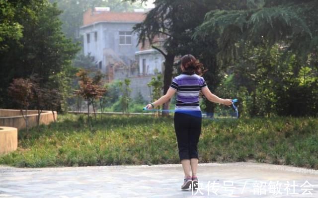 瘦腿运动|腿粗女生每天开合跳多少个才能瘦腿30天突破瓶颈,练出“筷子腿”