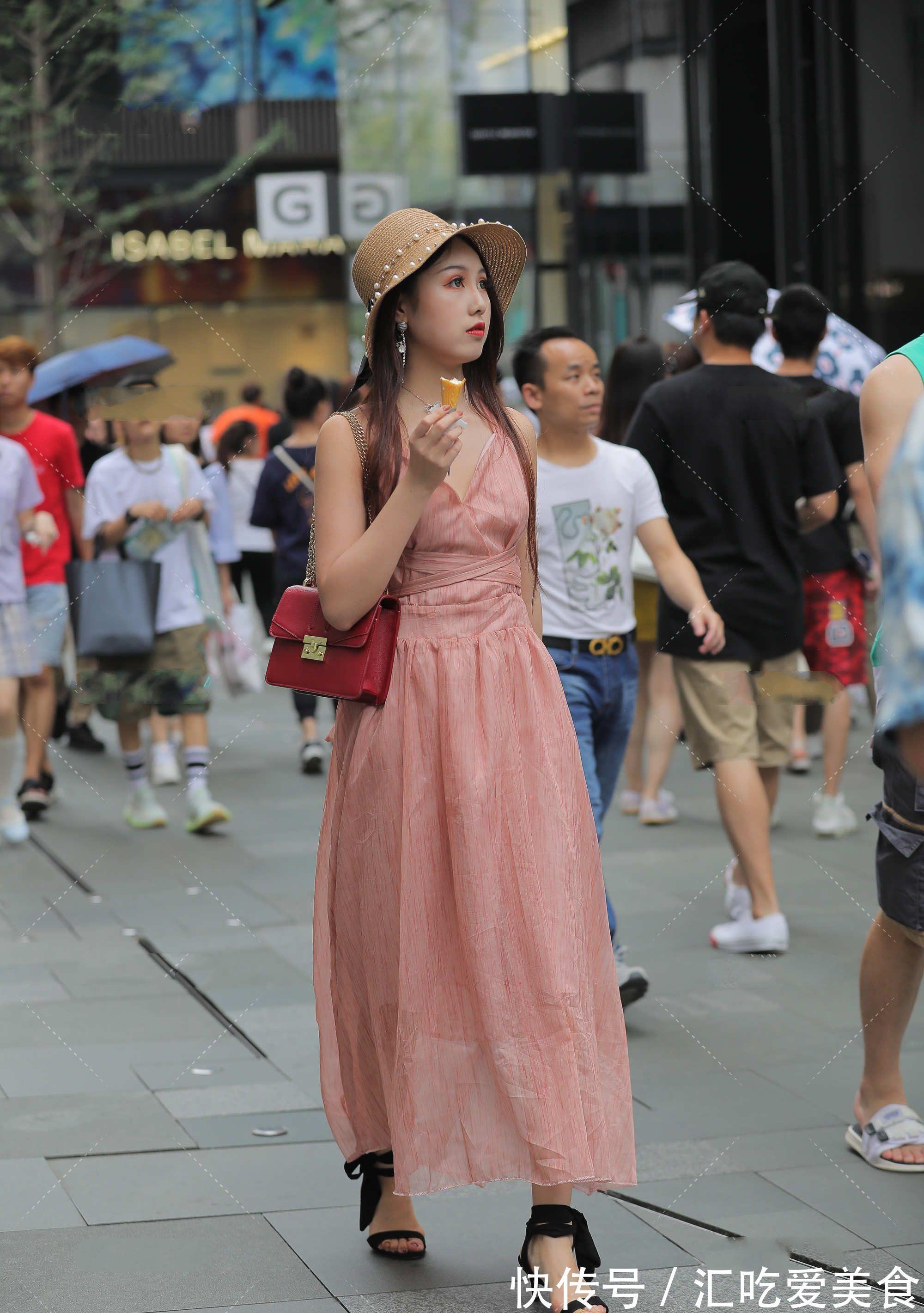 珍珠 粉色连衣裙,搭配珍珠草帽,轻松打造宫廷风,尽显小公主风范