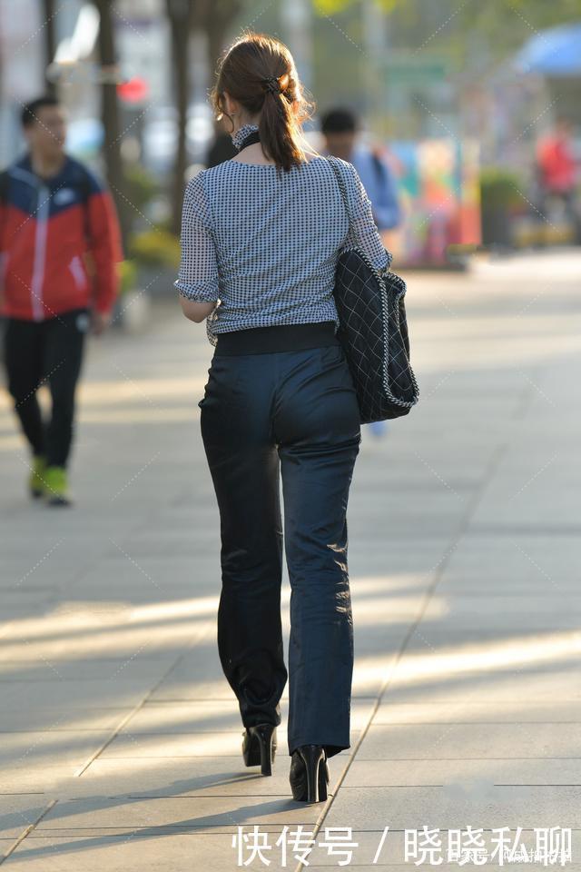 时尚浅蓝格子衬衫,搭配高腰牛仔长裤,洋气时髦又百搭