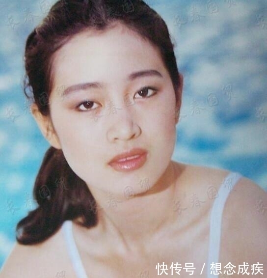 |巩俐30年前泳装照,身材健美,和张艺谋搞笑合影