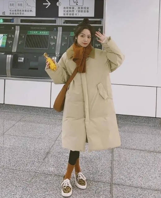 今年冬天,更流行穿中长款羽绒服,配对这5种“下装”,温暖显瘦