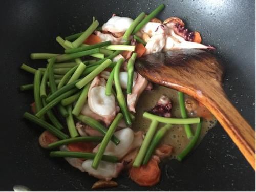 胡萝卜片|炒蒜苔，焯水还过油？其实都不对，这样做翠绿又鲜嫩