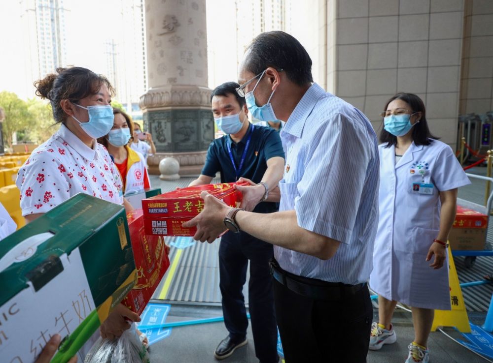 急诊科|大足区人民医院：疫情防控不松懈，高温慰问送清凉