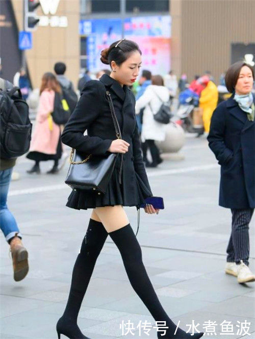 街拍浅妆容颜的小美女,一身简约时尚的穿搭打造出高贵典雅的女神范