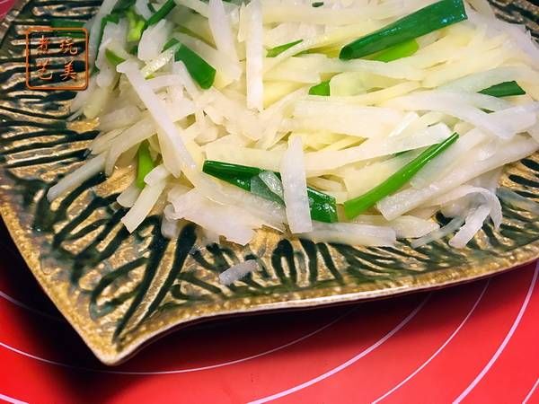  味道|像炒土豆丝一样,来炒白地瓜与土豆丝,熟悉的味道中,别有一番风味