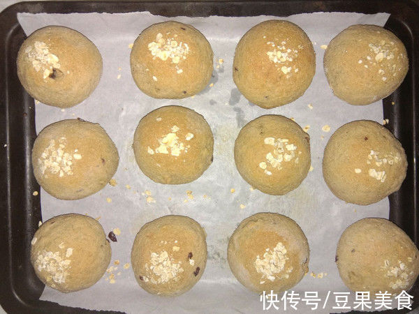 第一次尝试无油无糖全麦欧包，没想到这么好吃