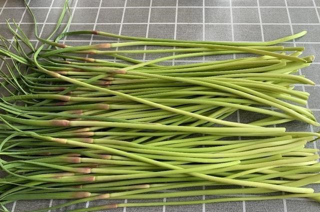 同样是蒜苔，“绿头”和“红头”有什么区别？知道后别再乱买了