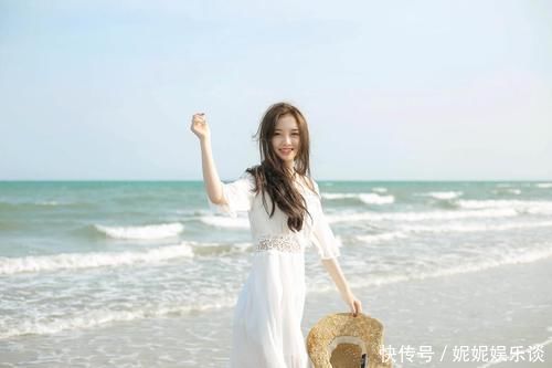 小姐姐 玲珑小姐姐:蕾丝纯白连衣裙,展现玲珑身材,凸显优雅女人味!