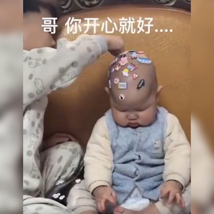 二宝|妈妈生二胎,本以为哥俩会情同手足,谁曾想只是给哥哥生了个玩具