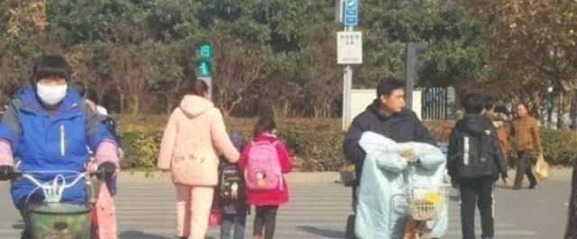 寒门|儿子质问妈妈:为啥别的妈都开车就你骑电动?宝妈回答堪称教科书