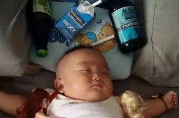 睡眠质量|爸爸哄娃睡觉,自己却先睡着,孩子躺一旁无奈:这届家长真难带