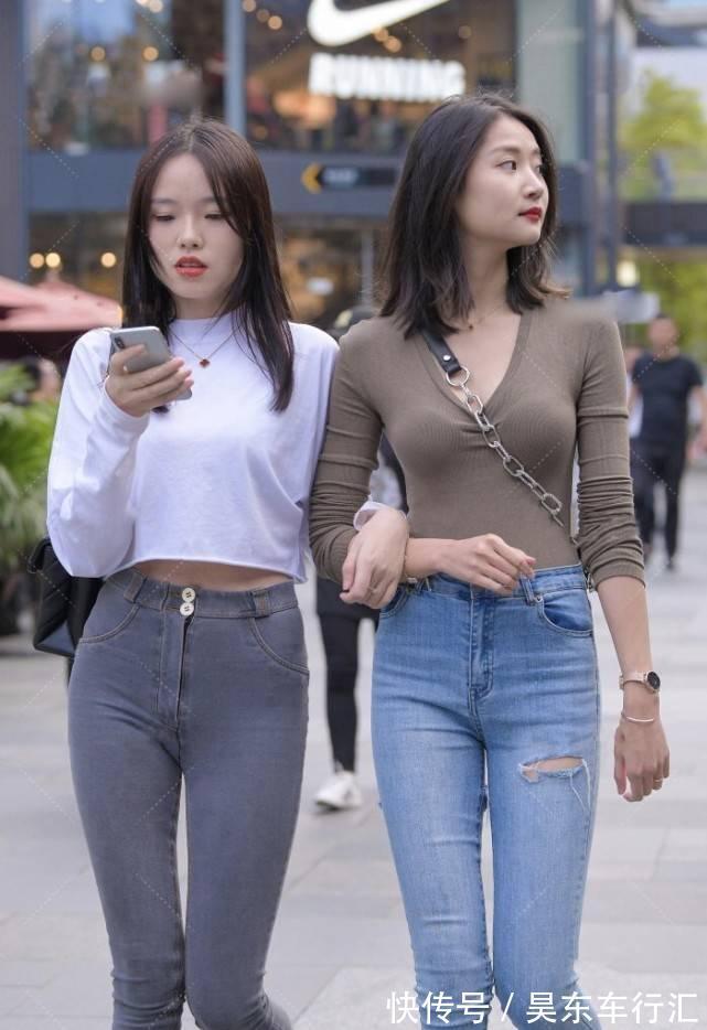 上衣 深灰色长袖针织衣搭配高腰牛仔裤,清纯可爱,少女感十足