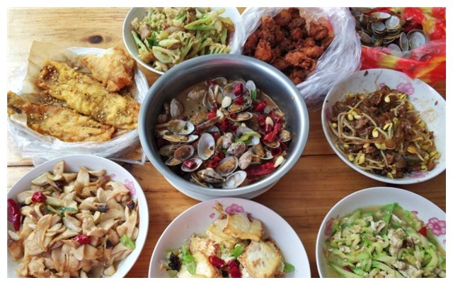 婆婆带姐妹来家做客，我专门下厨做了一桌菜，饭后都夸婆婆好福气