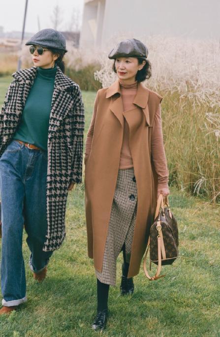 母女 女人过了50岁放下毛衣牛仔裤,看这对''母女''搭配,高贵又减龄