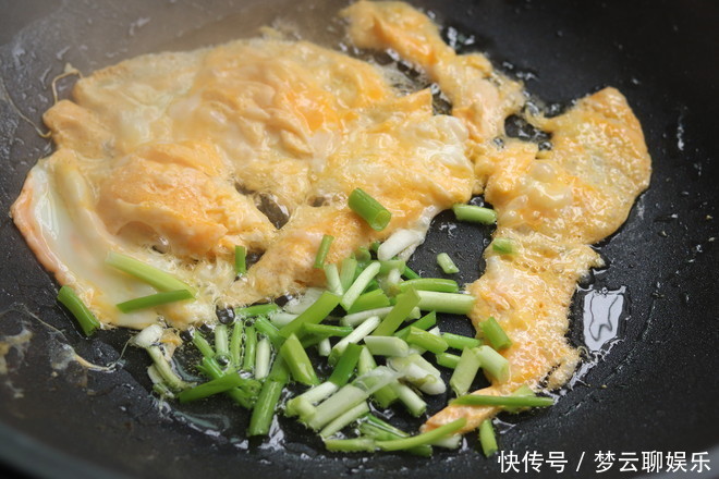 鸡蛋|鸡蛋和它是绝配,隔三差五吃一次,孩子更聪明,女人常吃气色好