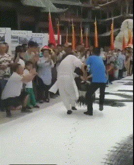 |搞笑GIF趣图:说实话,这钢琴真不错!有谁知道是什么牌子的?